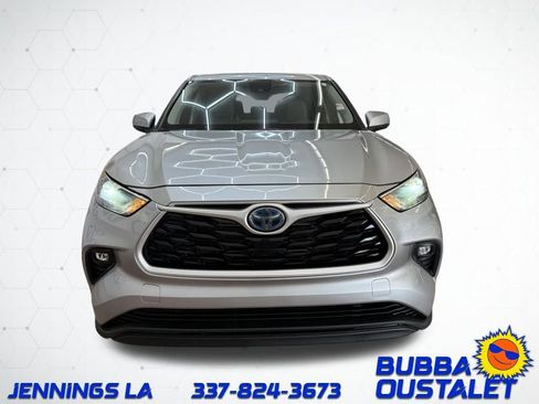Used 2023 Toyota Highlander LE image 3