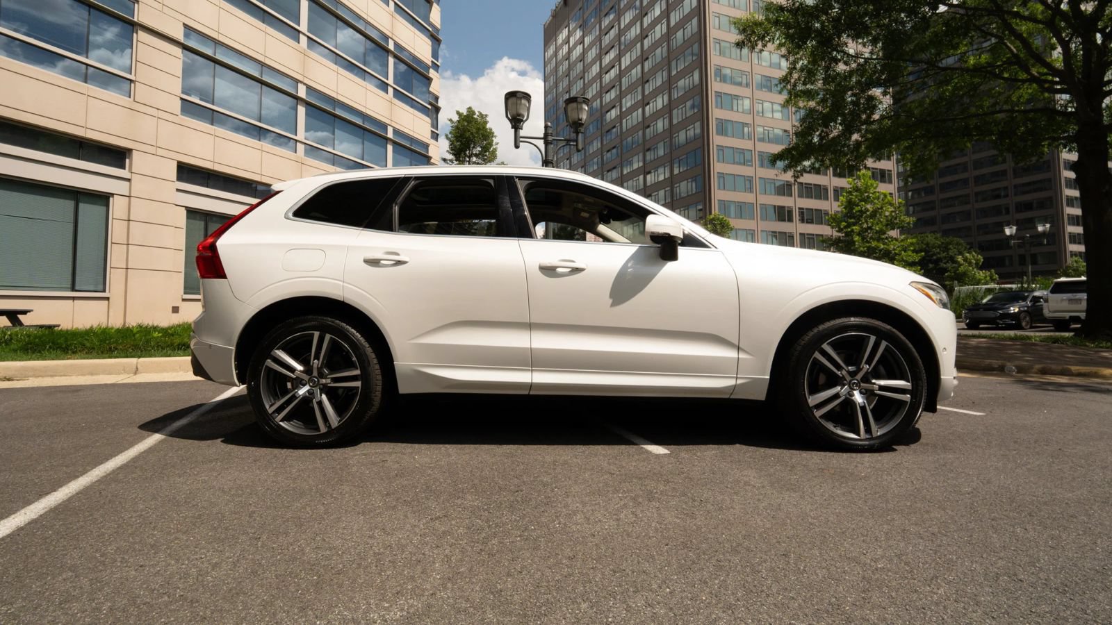 Used 2019 Volvo XC60 T5 Momentum w/ Multimedia Package AWD/4WD image 2