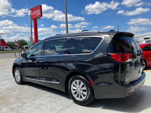 Used 2019 Chrysler Pacifica Touring-L FWD image 4