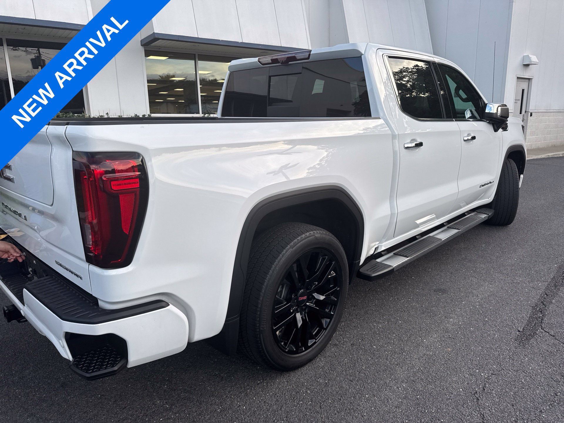 Used 2023 GMC Sierra 1500 Denali w/ Technology Package AWD/4WD image 2