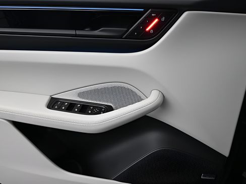 Certified 2025 Porsche Macan 4S Electric AWD/4WD image 13
