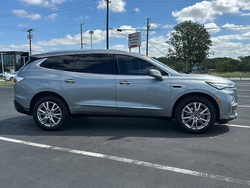 Used 2023 Buick Enclave Premium image 9