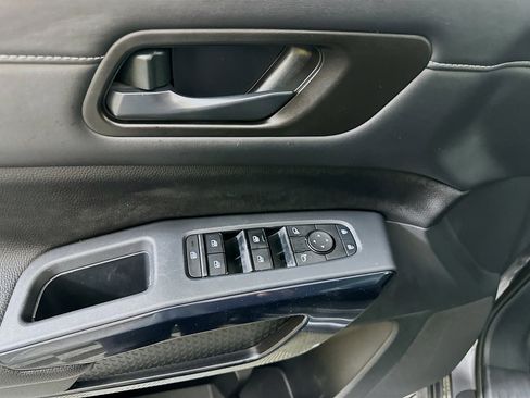 Used 2025 Nissan Pathfinder SV image 15