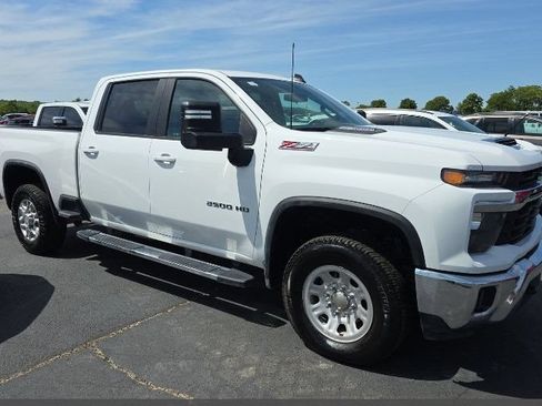 Used 2025 Chevrolet Silverado 2500 LT AWD/4WD image 2