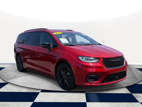 Used 2025 Chrysler Pacifica Limited FWD image 1