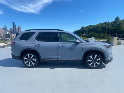 Used 2025 Honda Pilot Touring image 2