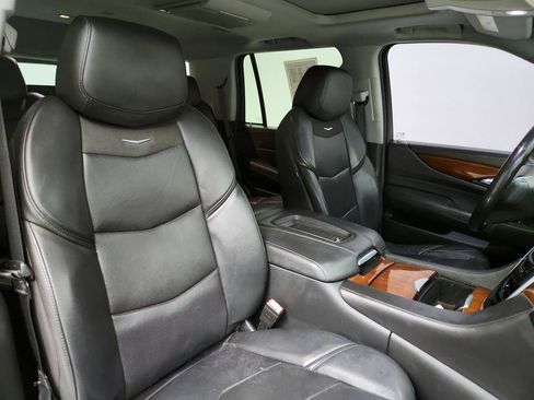 Used 2019 Cadillac Escalade Luxury AWD/4WD image 25