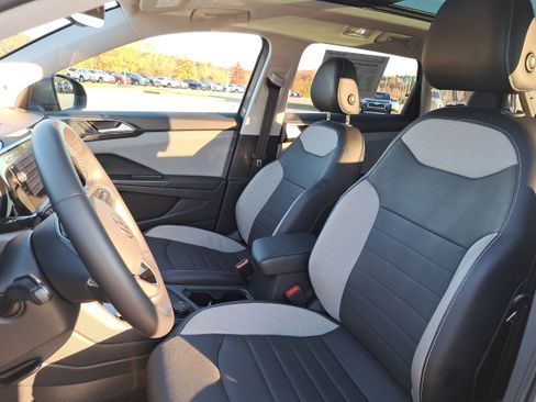 Certified 2022 Volkswagen Taos SEL w/ Panoramic Sunroof Package image 14