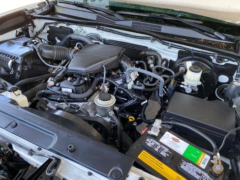 Used 2018 Toyota Tacoma SR RWD image 12