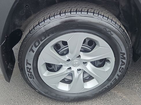 Used 2022 Toyota RAV4 LE AWD/4WD image 22