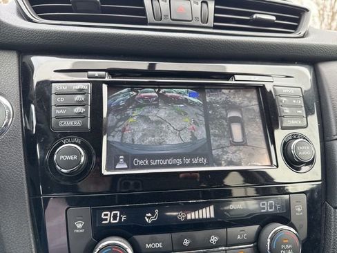 Used 2017 Nissan Rogue SV w/ Sun & Sound Touring Package image 10