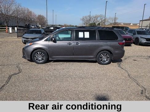 Used 2020 Toyota Sienna XLE image 3
