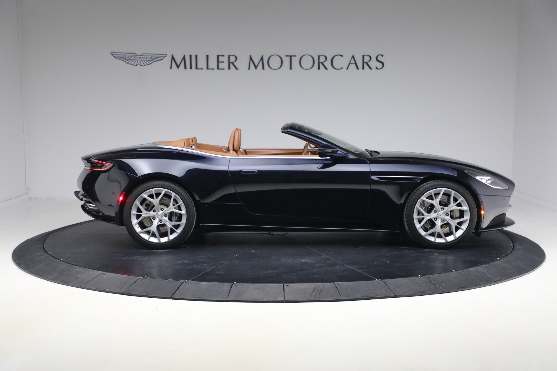 Used 2019 Aston Martin DB11 Volante RWD image 9