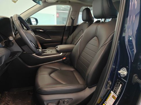 Used 2021 Toyota Highlander XLE image 11