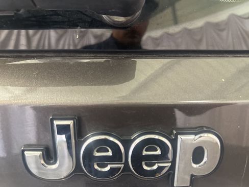 Used 2017 Jeep Renegade Latitude w/ Popular Equipment Group image 12