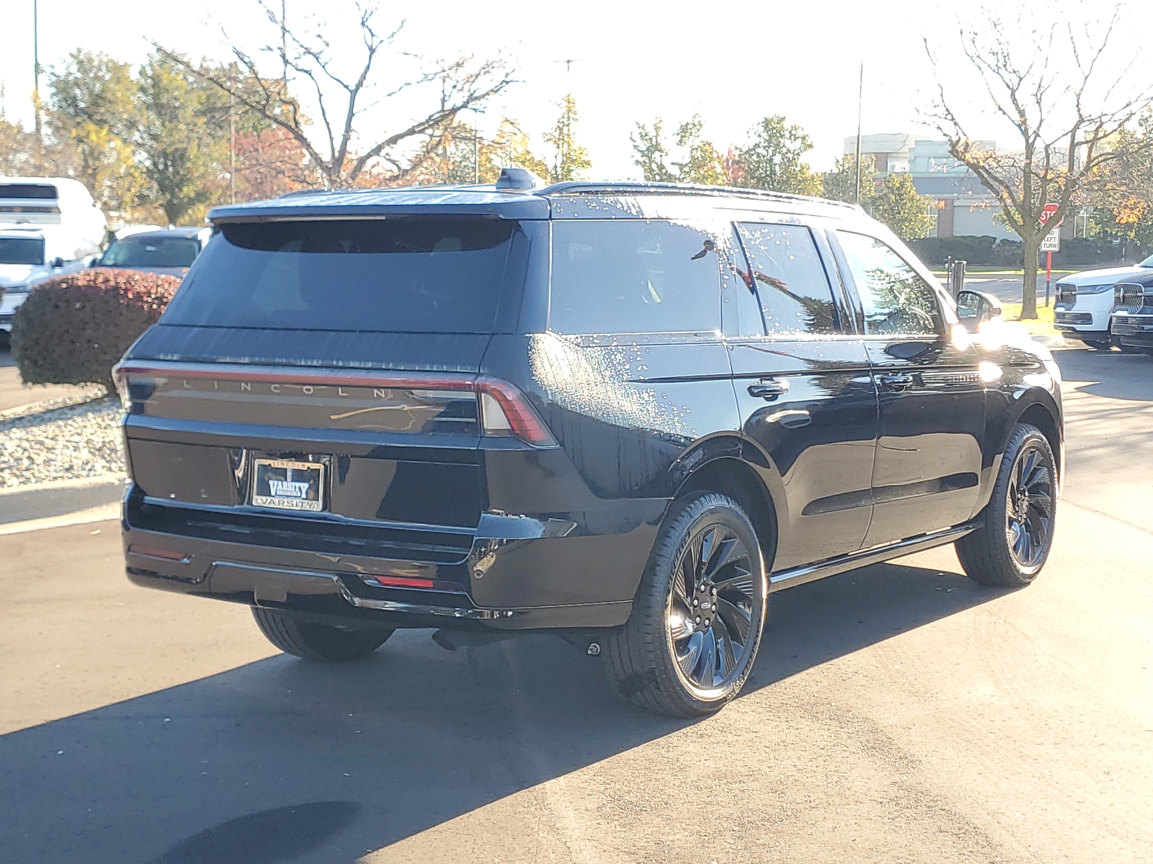 New 2026 Lincoln Navigator Reserve w/ Jet Appearance Package AWD/4WD image 4