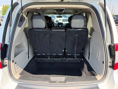 Used 2014 Chrysler Town & Country Touring FWD image 17