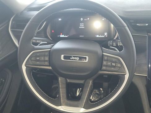 Used 2023 Jeep Grand Cherokee Limited w/ Black Appearance Package image 15