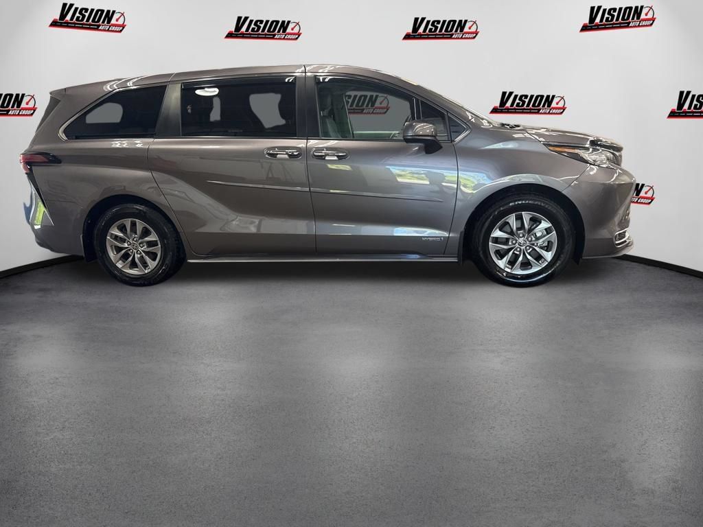 Used 2021 Toyota Sienna XLE FWD image 4