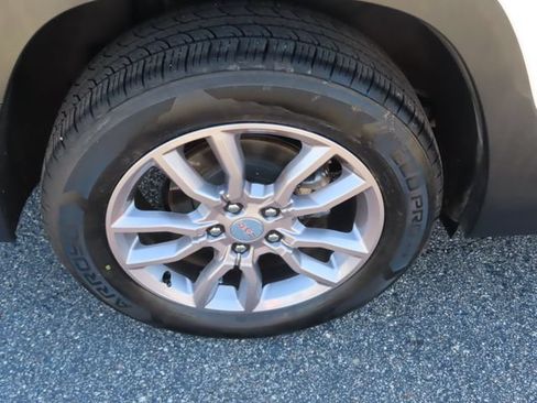 Used 2024 GMC Terrain SLT AWD/4WD image 13