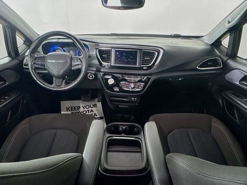 Certified 2020 Chrysler Pacifica Touring w/ S Appearance Package image 11