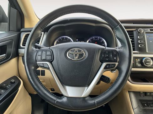 Used 2018 Toyota Highlander XLE image 19