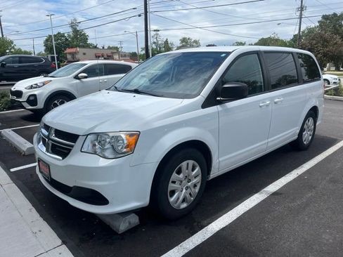 Used 2018 Dodge Grand Caravan SE w/ UConnect Hands-Free Group FWD image 2
