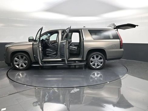 Used 2018 Cadillac Escalade ESV Premium Luxury image 62