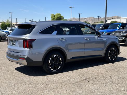 Used 2025 Kia Sorento S w/ Panoramic Sunroof Package FWD image 7