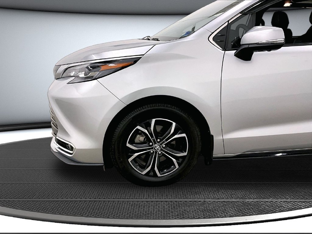 Used 2025 Toyota Sienna Platinum AWD/4WD image 33