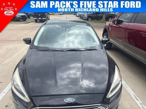 Used 2018 Ford Focus Titanium w/ Titanium Technology Package FWD image 2