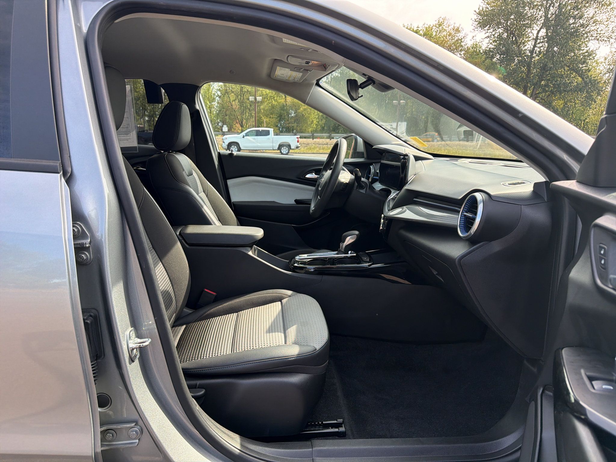 Used 2024 Chevrolet Trax LT FWD image 30