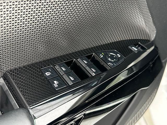 Used 2023 BMW 760i xDrive AWD/4WD image 21