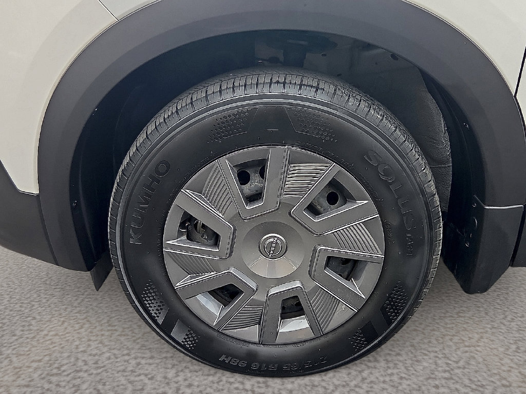 Used 2025 Nissan Kicks S FWD image 8