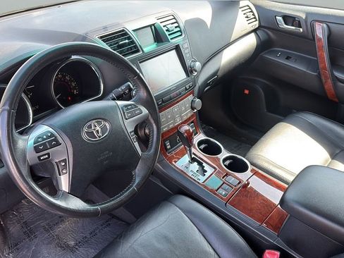 Used 2011 Toyota Highlander Limited w/ Tow Pkg image 10