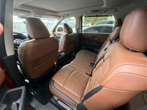 Used 2025 Nissan Pathfinder Platinum w/ Black Appearance Package FWD image 15