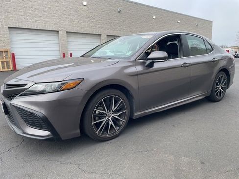 Used 2024 Toyota Camry SE image 4