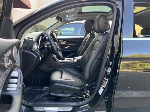 Used 2020 Mercedes-Benz GLC 300 4MATIC w/ Premium Package image 4