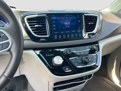 Used 2017 Chrysler Pacifica Touring-L Plus FWD image 14