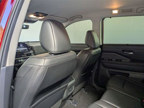Used 2023 Nissan Pathfinder SL w/ Lighting Package (N92) FWD image 33