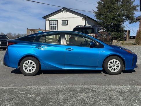 Used 2019 Toyota Prius LE image 2