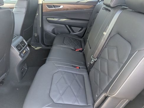 Used 2025 Volkswagen Atlas SE image 21