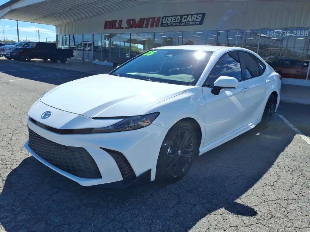 Used 2025 Toyota Camry SE w/ Convenience Package FWD image 3