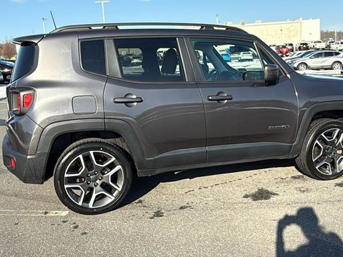 Used 2019 Jeep Renegade Latitude w/ Cold Weather Group image 5