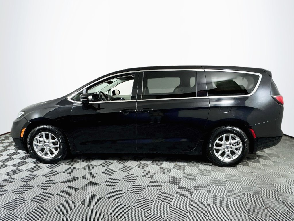 Used 2024 Chrysler Pacifica Touring-L FWD image 4