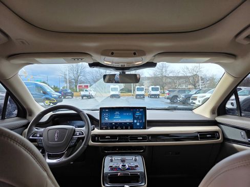 Used 2023 Lincoln Nautilus Reserve image 11