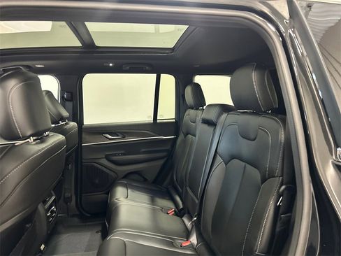 New 2025 Jeep Grand Cherokee Limited image 30
