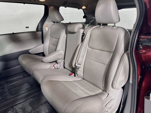Used 2020 Toyota Sienna XLE FWD image 28