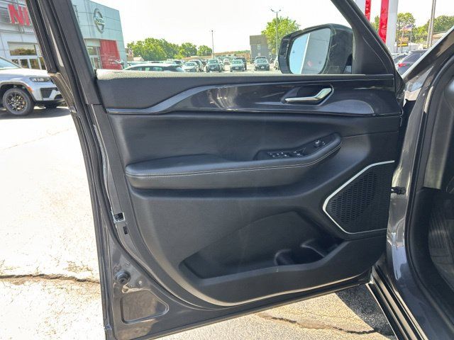 Used 2022 Jeep Grand Cherokee Altitude AWD/4WD image 24