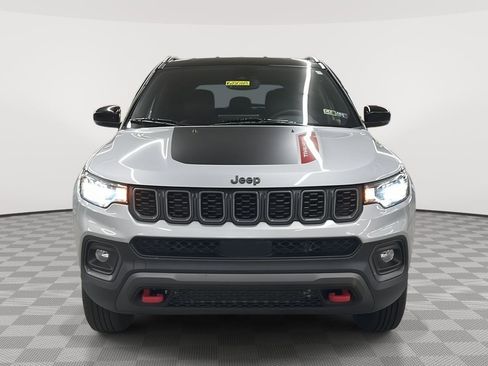 Used 2025 Jeep Compass Trailhawk w/ Trailer Tow Group AWD/4WD image 2